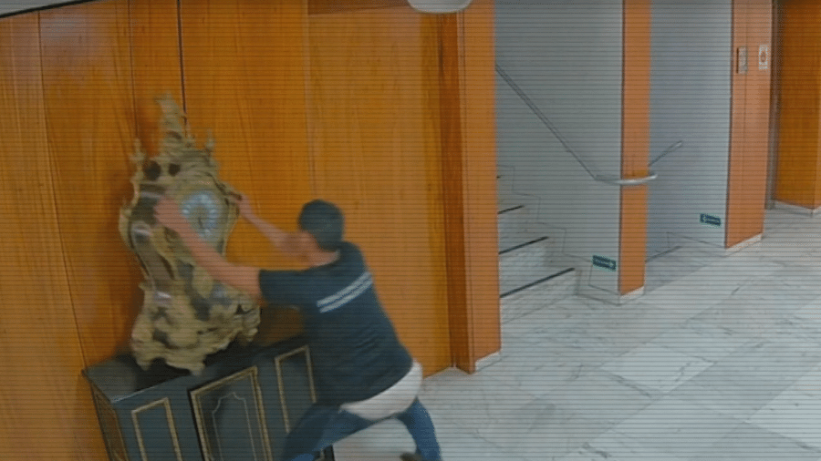 Homem jogou no chão o relógio trazido por D. João 6º, que estava exposto no Palácio do Planalto - Reprodução/ TV Globo