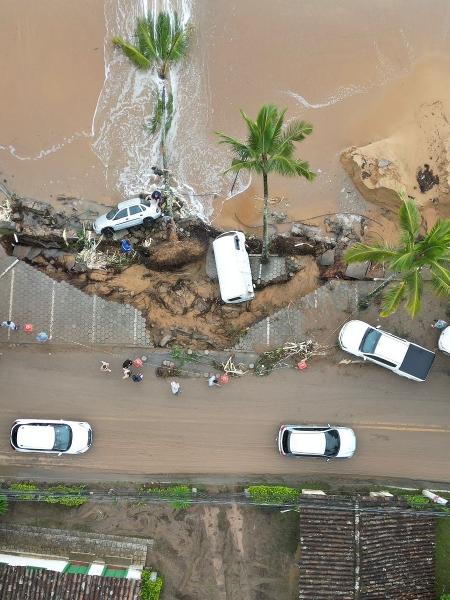 Destruição causada por fortes chuvas no bairro Veloso, em Ilhabela, São Paulo - 19.fev.2023 - Maurício Amorim / @drone.mar