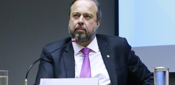 Ministro descarta intervenção na Petrobras por preço dos combustíveis