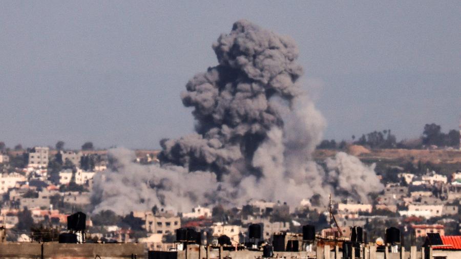 1.fev.2024 - Foto tirada em Rafah, ao sul da Faixa de Gaza, mostra fumaça subindo de prédios durante bombardeio de Israel - Mahmud Hams/AFP