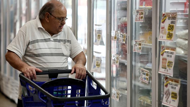 Um homem verifica os preços em um supermercado em Buenos Aires: inflação anual bateu recorde no país