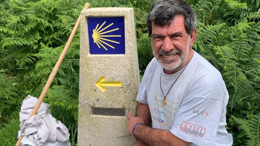 O pagador de promessas profissional Carlos Gil, em um trecho do caminho de Santiago de Compostela, na Espanha