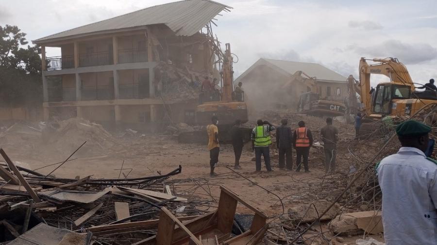 Pelo menos 16 estudantes morreram quando uma escola no centro da Nigéria desabou