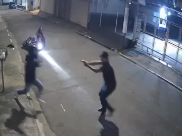 Vítima reage a assalto, pega arma do crime e atira em SP; veja vídeo