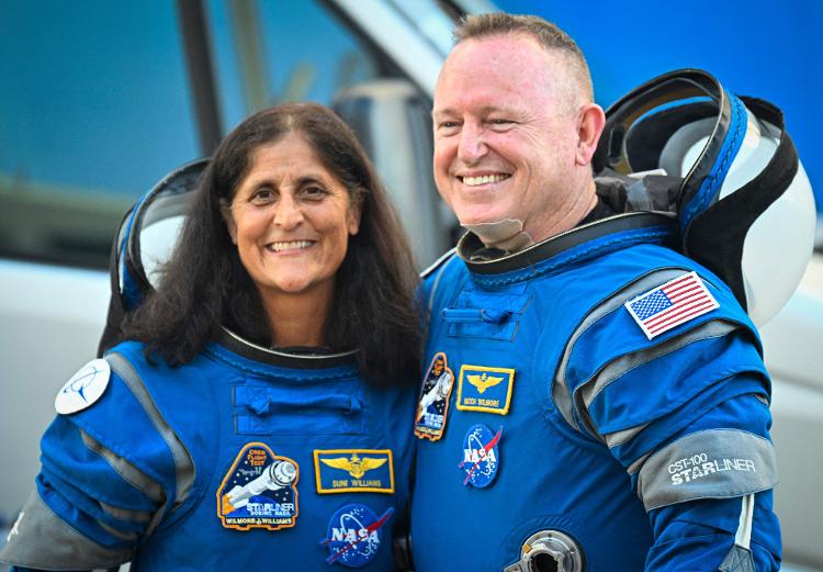 Os astronautas da NASA Butch Wilmore e Suni Williams, vestindo trajes espaciais