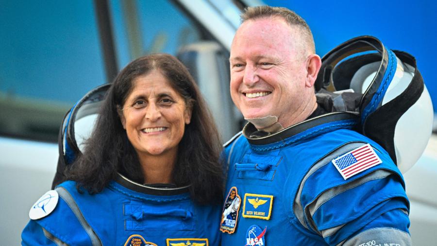 Os astronautas da NASA Butch Wilmore e Suni Williams, vestindo trajes espaciais