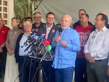 'Não podemos deixar o povo decidir desinformado', diz Lula após votar