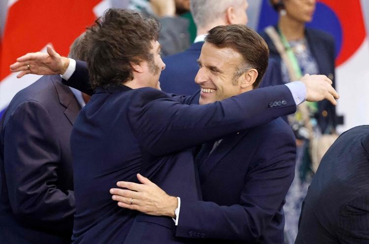 Javier Milei e Emmanuel Macron se abraçam na Cúpula do G20