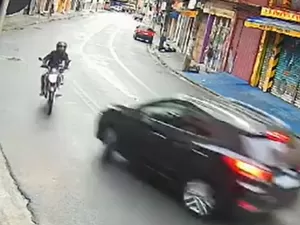 Motociclista é arremessado após ser atropelado por veículo na contramão