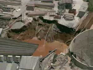 Deslizamento de terra provoca cratera em obra do metrô na Bela Vista, em SP