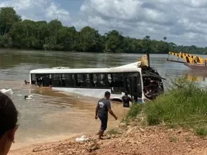 Ônibus cai em rio durante travessia de balsa no Pará; criança desaparece