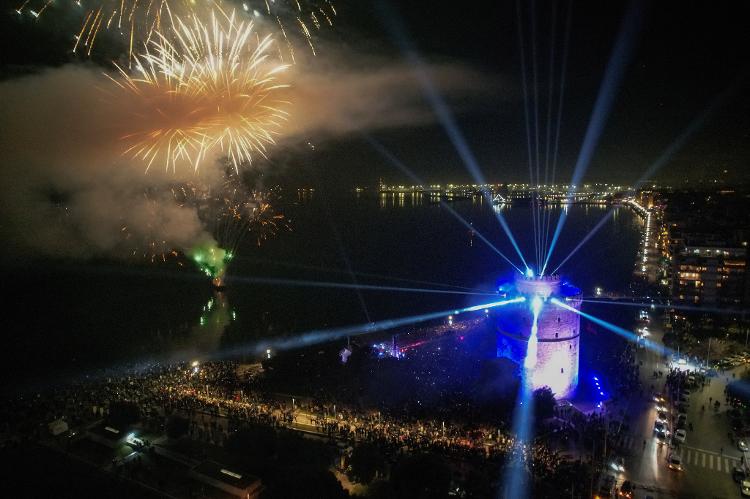 Fogos explodem na Torre Branca durante as celebrações do Ano-Novo, em Thessaloniki