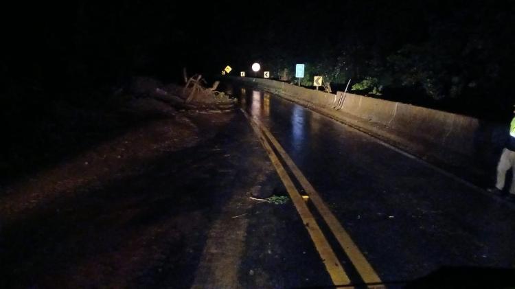 Rodovia Mogi-Bertioga foi liberada nesta madrugada após ficar interditada por queda de barreira