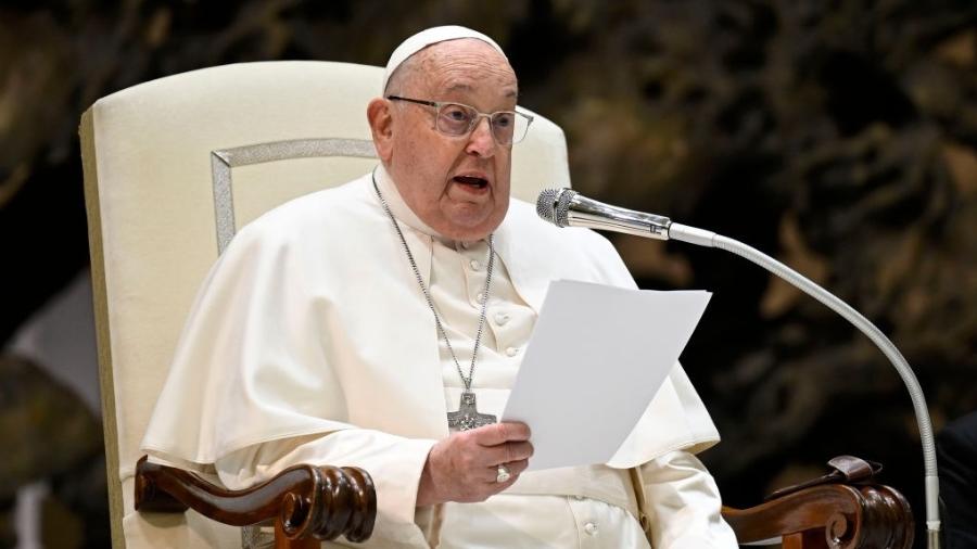Papa Francisco apresenta 'leve melhora' e está sem febre