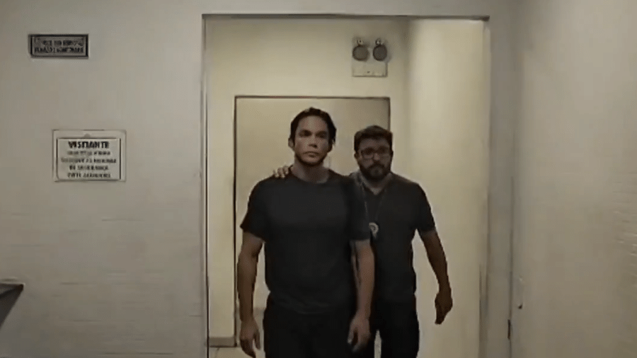 Homem identificado como Bruno Scott é preso por falsificar documentos para exercer medicina ilegalmente Homem identificado como Bruno Scott é preso por falsificar documentos para exercer medicina ilegalmente