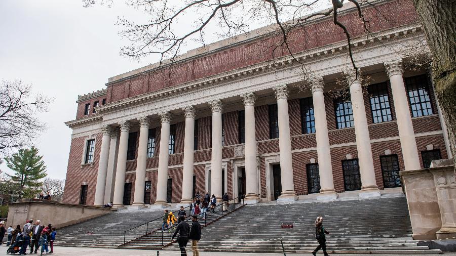 Biblioteca Memorial Harry Elkins Widener, no campus da Universidade Harvard, em Cambridge, Massachusetts Biblioteca Memorial Harry Elkins Widener, no campus da Universidade Harvard, em Cambridge, Massachusetts