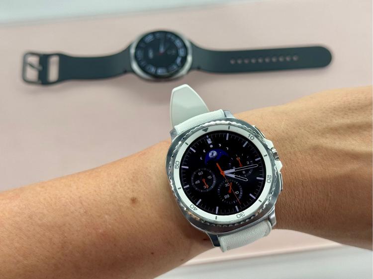 Galaxy Watch8 Classic (branco) e Galaxy Watch8 ao fundo Galaxy Watch8 Classic (branco) e Galaxy Watch8 ao fundo