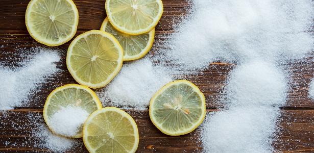 4 truques básicos com sal e limão que dão ajuda poderosa na limpeza de casa