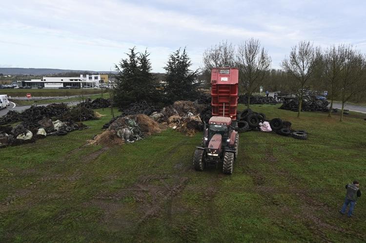 Protesto de agricultores franceses contra o acordo com o Mercosul em frente à casa de praia de Macron