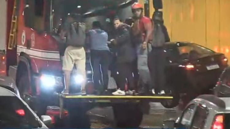 Motoristas e passageiros foram resgatados pelo Corpo de Bombeiros Motoristas e passageiros foram resgatados pelo Corpo de Bombeiros