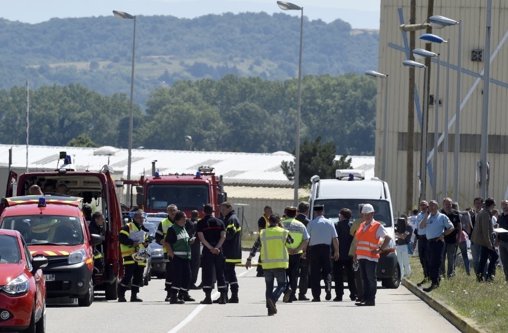 26.jun.2015 - Forças de segurança e de emergência se reúnem na entrada de usina em Saint-Quentin-Fallavier, próximo a Lyon, na França. Segundo autoridades, houve uma explosão no local após a entrada de um ou mais indivíduos. Foram encontrados uma bandeira com inscrições em árabe e um corpo decapitado - Philippe Desmaze/AFP