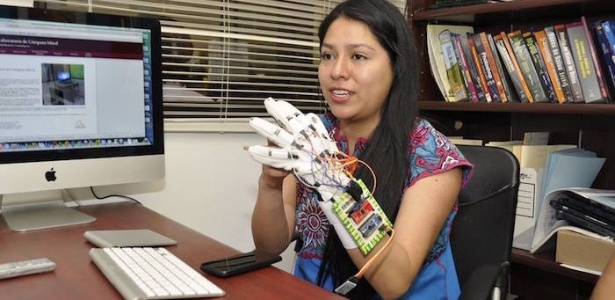 Helena Luna García usa luva que detecta os movimentos realizados pelo usuário com a mão e os associa com as letras do alfabeto internacional de 26 letras - Reprodução/Facebook