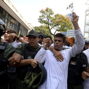 López foi condenado a 14 anos de prisão em 2015 por incitação à violência nos protestos que pediam a renúncia do presidente Maduro, em 2014, e que deixaram 43 mortos - JUAN BARRETO/AFP