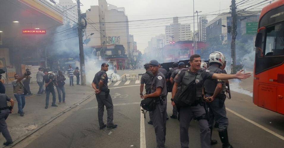 02.dez.2015 - PMs usam bombas de gás lacrimogênio para dispersar estudantes que bloqueavam avenida em Pinheiros, zona oeste de São Paulo. Eles protestam contra mudanças na rede estadual de ensino