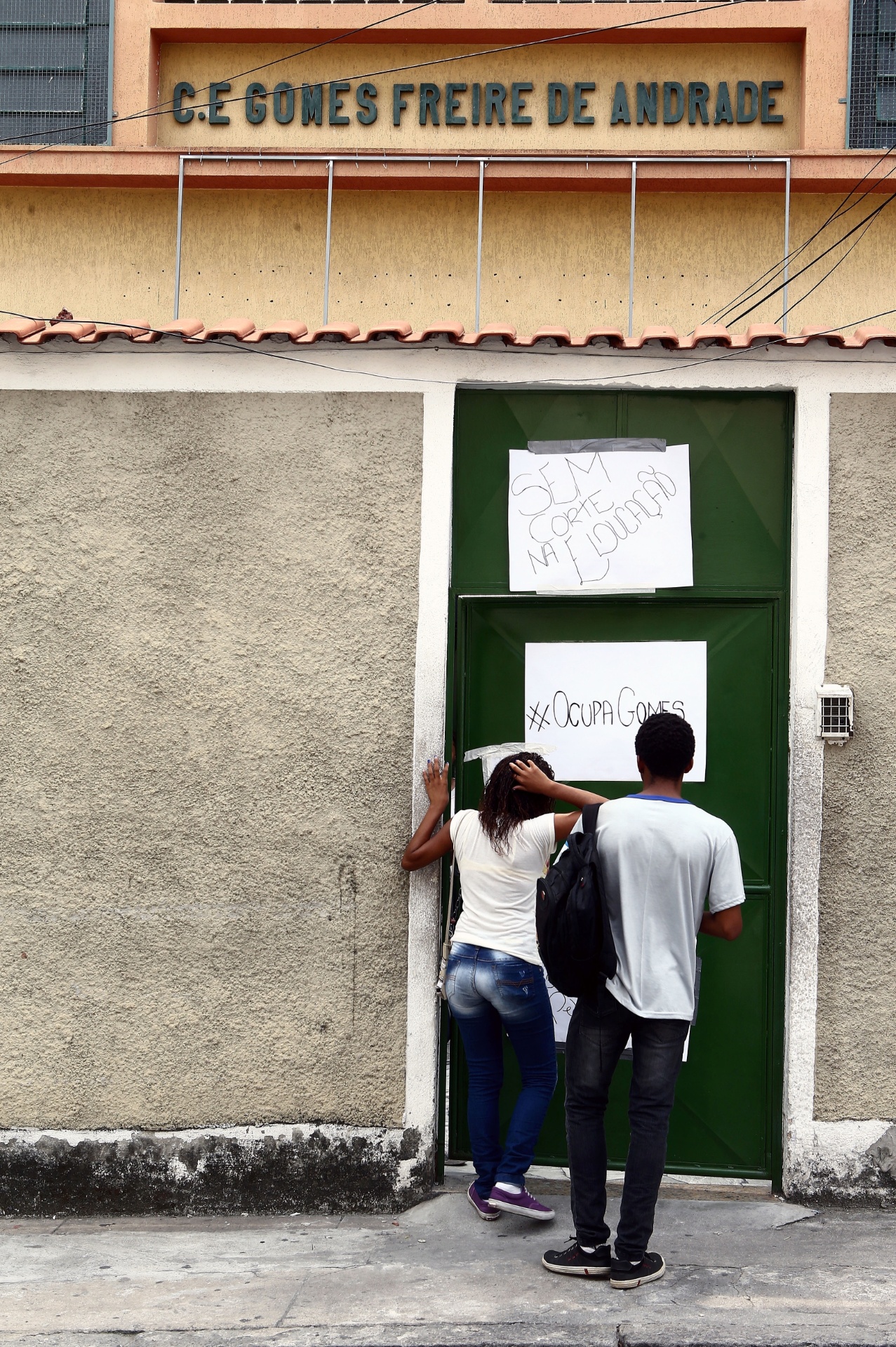 29.mar.2016 - Alunos ocupam desde o dia 28 a Escola Gomes Freire, na Penha. Os estudantes se solidarizam com a greve de professores, iniciada no último dia 2 de março. Eles também pedem melhorias estruturais nas unidades e criticam os cortes no orçamento anunciados pelo governo estadual. A secretaria pediu a reintegração de posse das escolas ocupadas - WiltonJunior/Estadão Conteúdo
