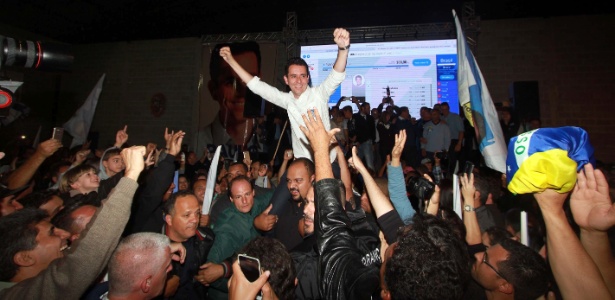 Paulo Serra é erguido durante festa da vitória em clube da cidade