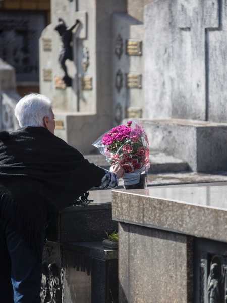 2.nov.2017 - Idosa deixa flores em túmulo no dia de Finados no Cemitério do Araçá, na região central da capital paulista - Suamy Beydoun/Agif/Estadão Conteúdo