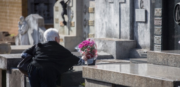 Idosa deixa flores em túmulo no dia de Finados no Cemitério do Araçá, na região central da capital paulista - Suamy Beydoun/Agif/Estadão Conteúdo