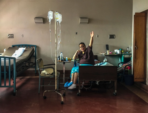 Mulher doente em hospital de Caracas sofre com alimentação - Juan Barreto/AFP