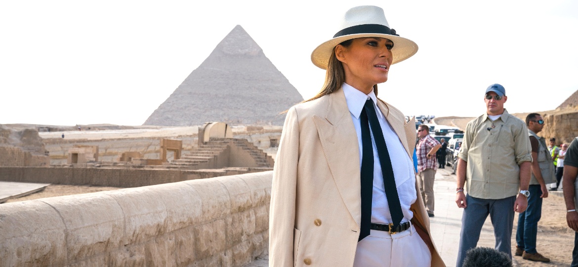 A primeira-dama dos EUA, Melania Trump, visita as pirâmides egípcias, no Cairo, durante sua viagem de sete dias à África - Doug Mills/The New York Times