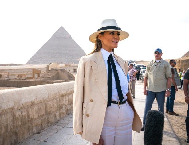 06.out.2018 - A primeira-dama dos EUA, Melania Trump, visita as pirâmides egípcias, no Cairo, durante sua viagem de sete dias à África - Doug Mills/The New York Times
