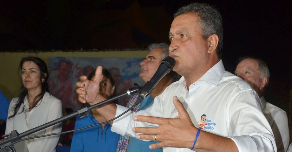 O governador reeleito da Bahia, Rui Costa, comemora o resultado das eleições no Rio Vermelho, em Salvador