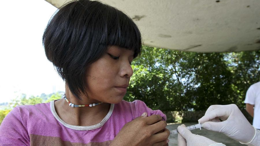 A índia guarani Luiza Benites "Ewa" recebe vacina contra a gripe A (H1N1) na aldeia do parque Estadual Xixova Japui, em São Vicente - Moacyr Lopes Junior/TBA/Folha de S. Paulo