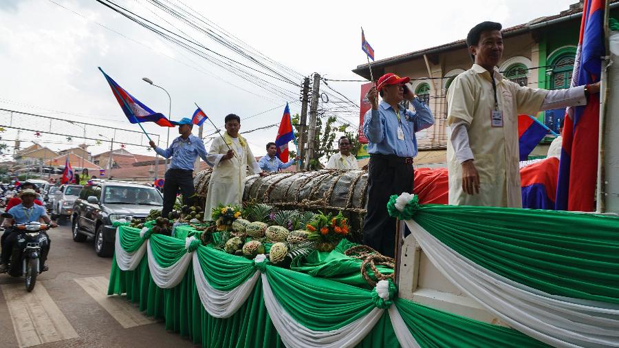 Bolo de arroz glutinoso de 4 toneladas é mostrado em Siem Reap, no Camboja - Lina Goldberg via The New York Times
