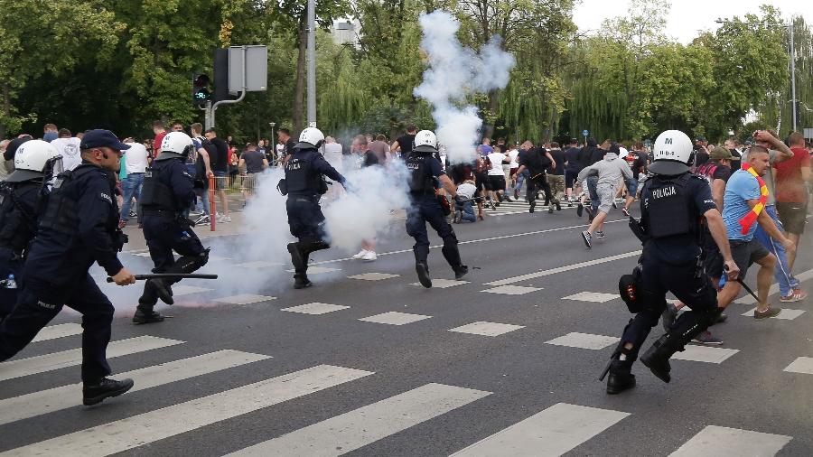 20.jul.2019 - Policiais disparam gás lacrimogêneo para dispersar ultranacionalistas que tentaram bloquear a primeira Parada Gay realizada em Bialystok, no leste da Polônia - Jerzy Baliski/AFP