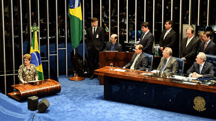 A ex-presidente Dilma Rousseff (PT) discursa durante julgamento de seu impeachment no Senado, em agosto de 2016 - AFP GETTY