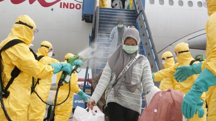 Passageiros passam de desinfecção após desembarcar na Indonésia - Divulgação/Ministério das Relações Exteriores da Indonésia