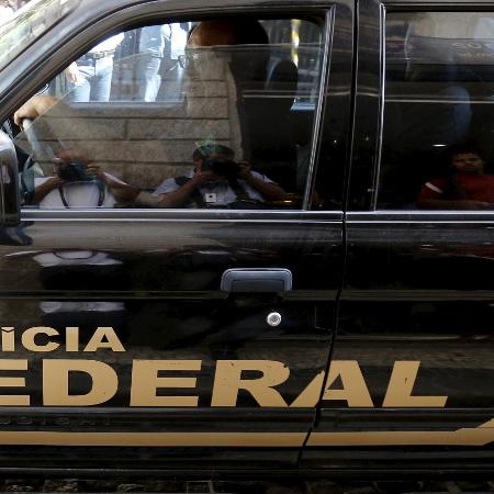 Carro da PF durante fase da operação Lava Jato no Rio de Janeiro - Sergio Moraes/Reuters