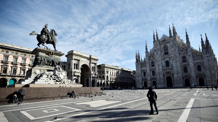 Arredores da Catedral de Milão, sem visitantes no começo de março de 2020 em meio ao surto do coronavírus na Itália - Flavio Lo Scalzo/Reuters