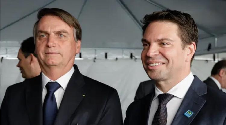 Jair Bolsonaro ao lado do ex-chefe da Abin, Alexandre Ramagem