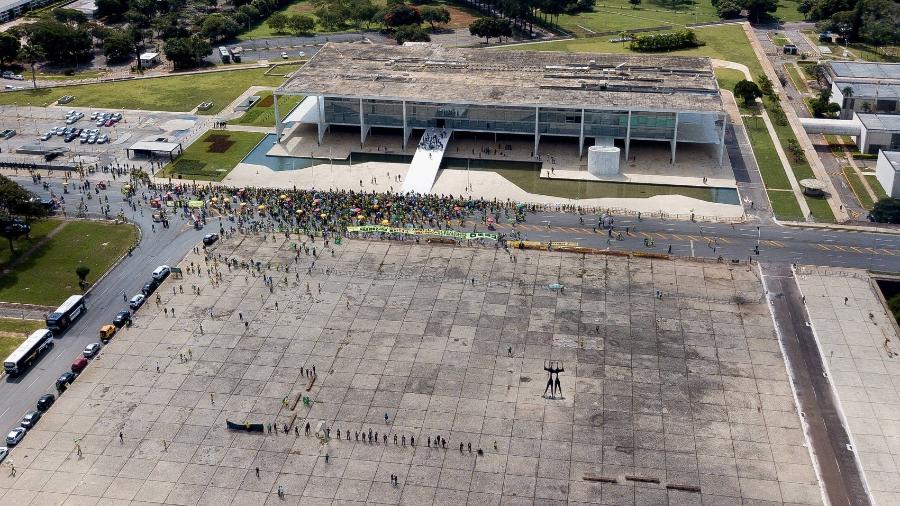 Manifestação em defesa do presidente Jair Bolsonaro neste domingo (17) em frente ao Palácio do Planalto - Pedro Ladeira/Folhapress