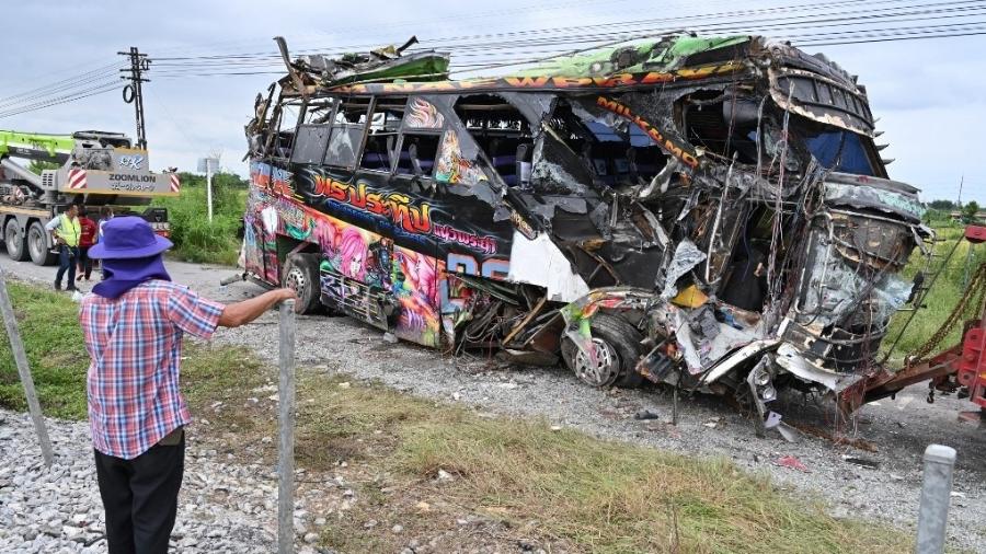 Ao menos 18 pessoas morreram e 40 ficaram feridas na colisão de um ônibus com um trem na Tailândia - Mladen Antonov/AFP