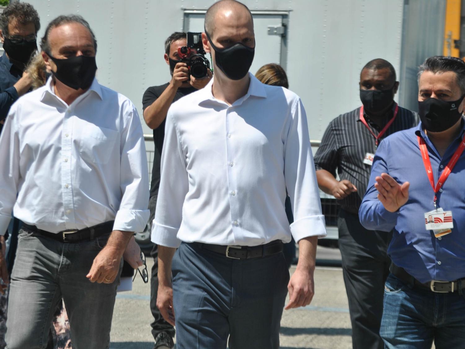 13 out. 2020 - Bruno Covas (PSDB), visitou o Terminal Rodoviário de Vila Prudente, na zona leste da cidade pela manhã, acompanhando da  secretaria de Mobilidade e Transporte, Elisabete França, e do presidente da SPTrans, Levi Oliveira. - ADELEKE ANTHONY FOTE/ESTADÃO CONTEÚDO