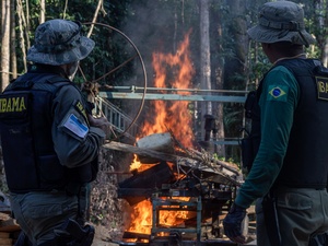 Fiscalização de agentes do Ibama queimando maquinário de desmatamento - Fernando Santos - Fernando Santos