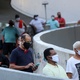 29.nov.2020 - Movimentação em colégio eleitoral na Rocinha, Rio de Janeiro (RJ) - Sergio Moraes/Reuters
