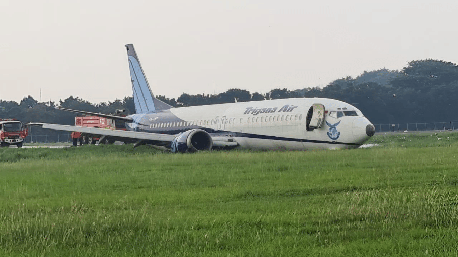 Boeing que saiu da pista em aeroporto da Indonésia sofreu danos estruturais consideráveis - Reprodução/Twitter/@breakingavnews